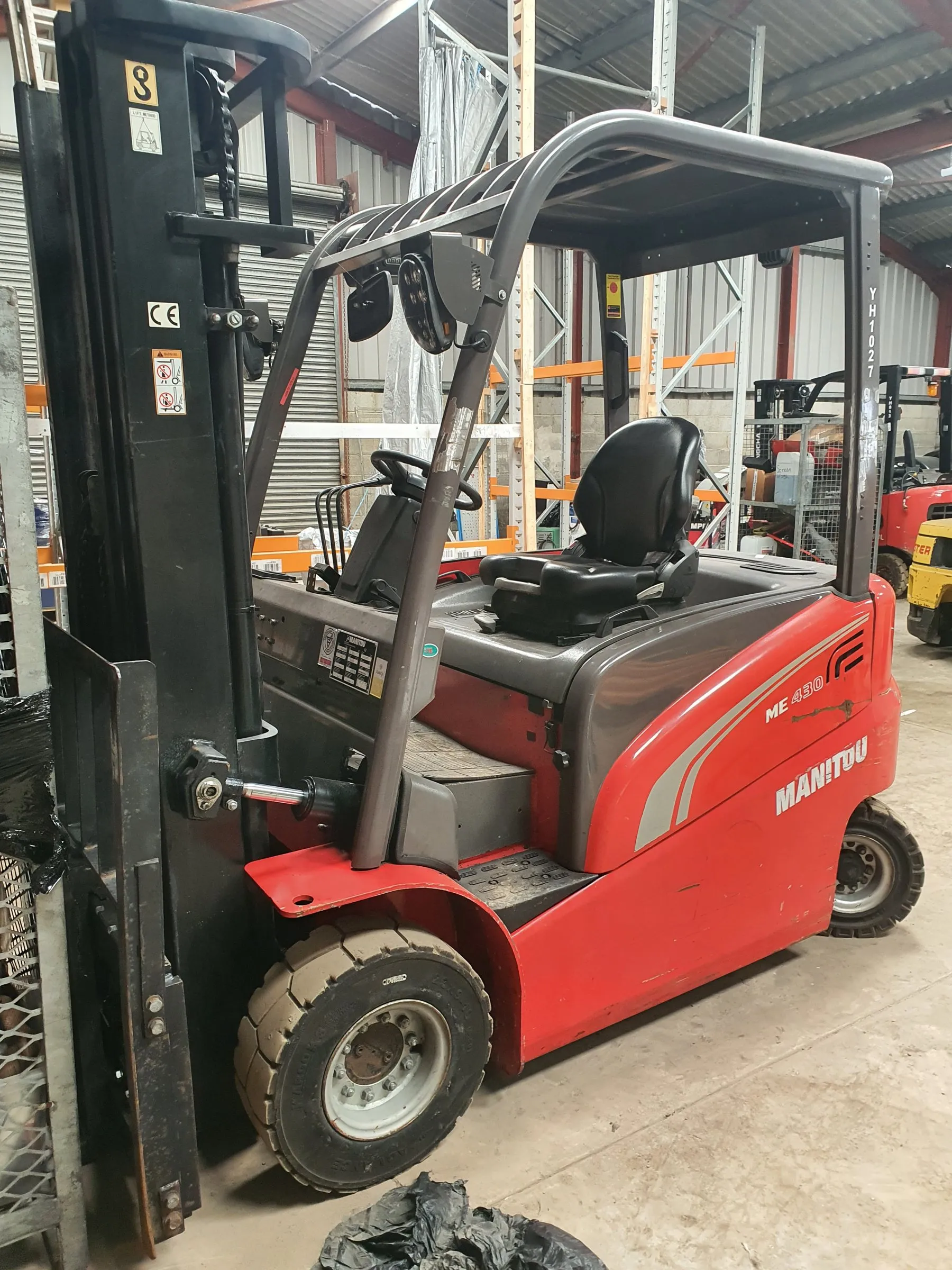 Red Hangcha electric counterbalance forklift in the workshop